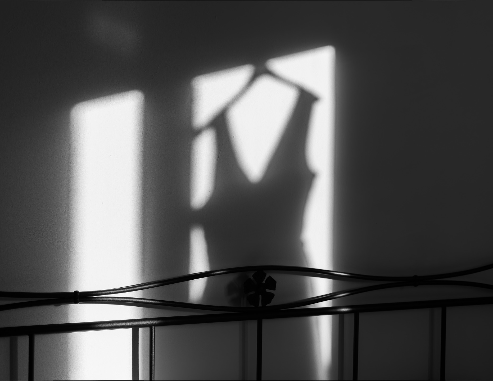 Ombra di un abito da sposa proiettata su un muro